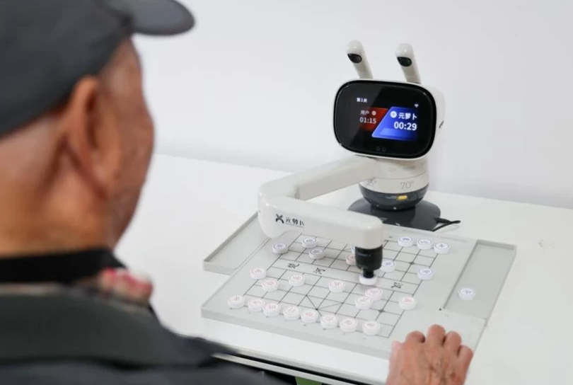 Yaşlılara artık robotlar bakıyor: Satranç oynayan da var, yürümeye yardım eden de… - Resim : 3