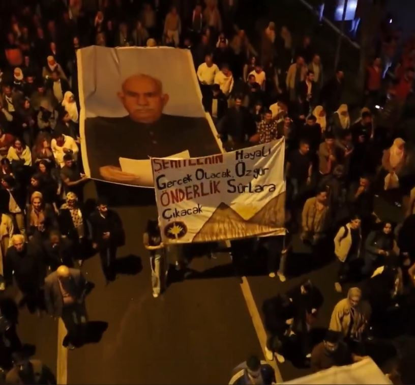 DEM resmi vatan haini Öcalan için yürüdü! Diyarbakır'da Apo posteri. Polis müdahale etti - Resim : 6