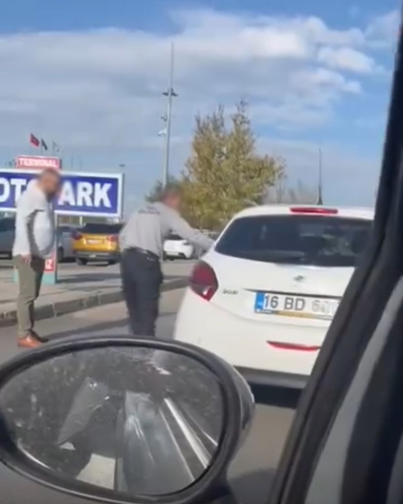 Bursa'da 'yol verme' tartışması kamerada - Resim : 4