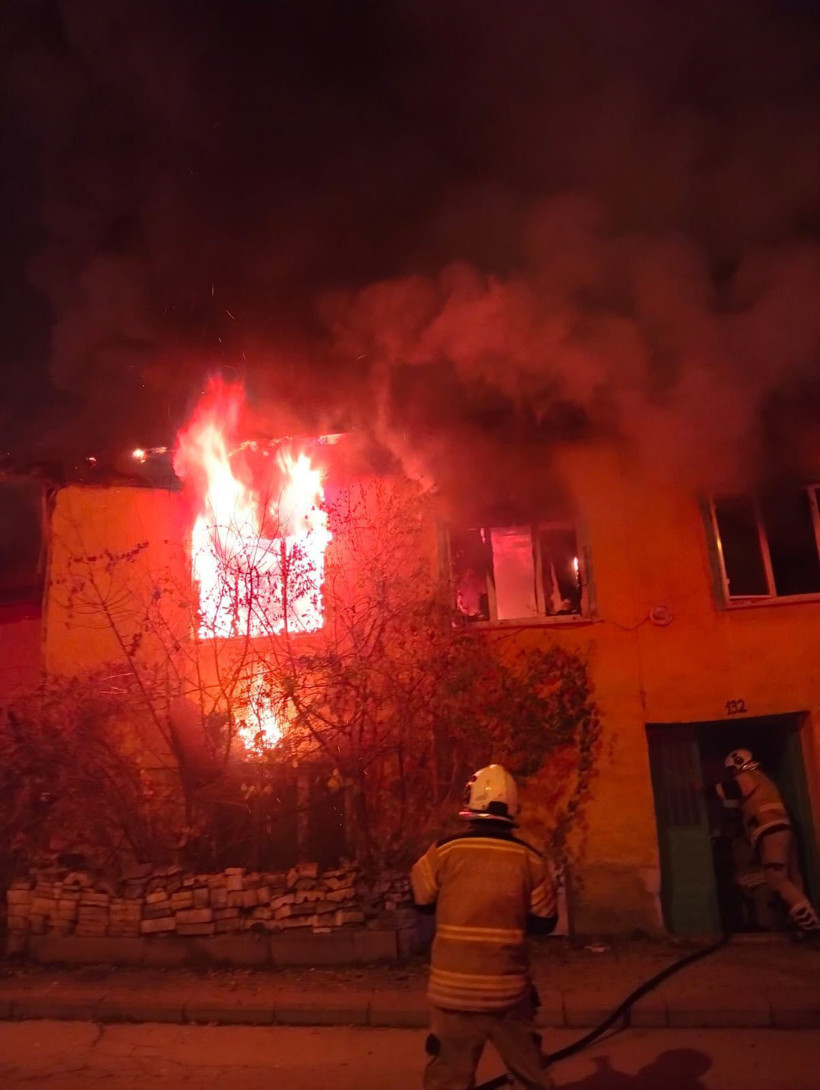 Alevler arasında can pazarı yaşadı! Ev küle döndü anne öldü - Resim : 3