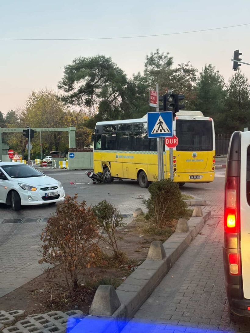 Belediye otobüsü ilk seferinde motosiklete çarptı! Kardeşlerden biri öldü diğeri hastaneye kaldırıldı - Resim : 1