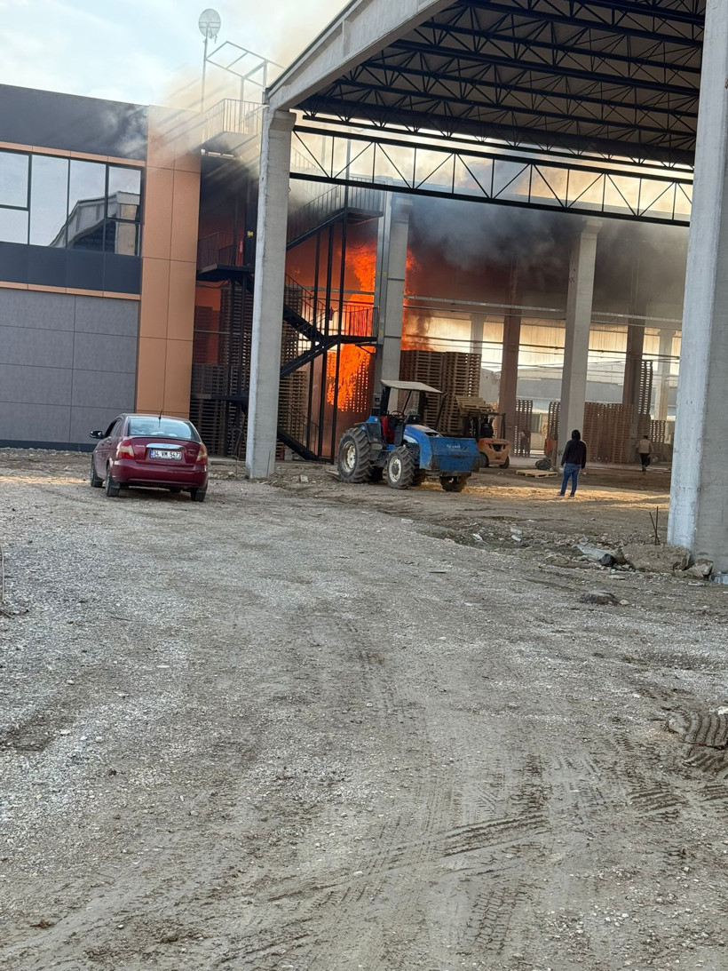 Bursa’da palet fabrikasında yangın! 1 işçi yaralandı - Resim : 3