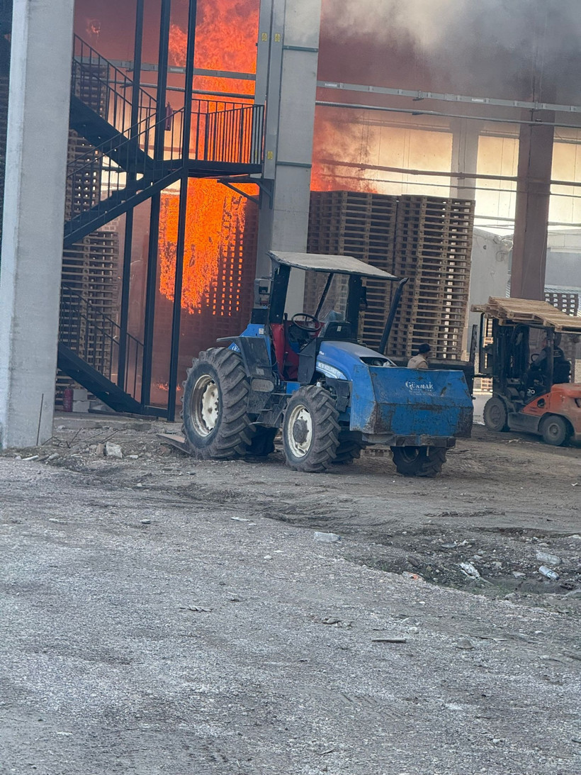 Bursa’da palet fabrikasında yangın! 1 işçi yaralandı - Resim : 1