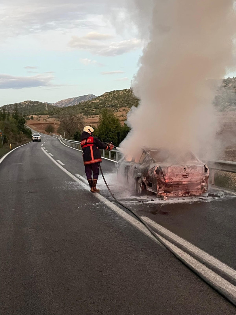 Otomobil cayır cayır yandı: Geriye sadece demir yığını kaldı! - Resim : 1