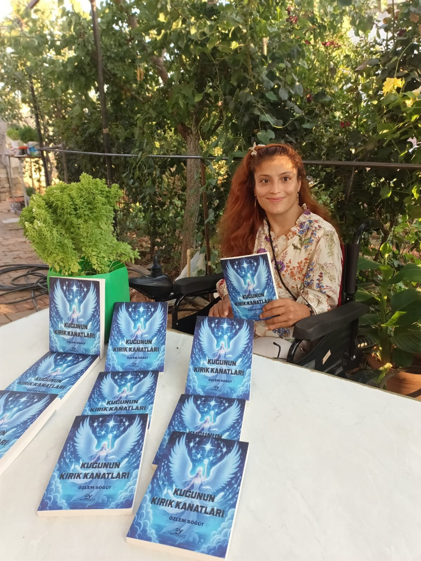 Azmin adı Özlem Söğüt: Serebral Palsi engeline rağmen kendi şiir kitabını yazdı! - Resim : 1