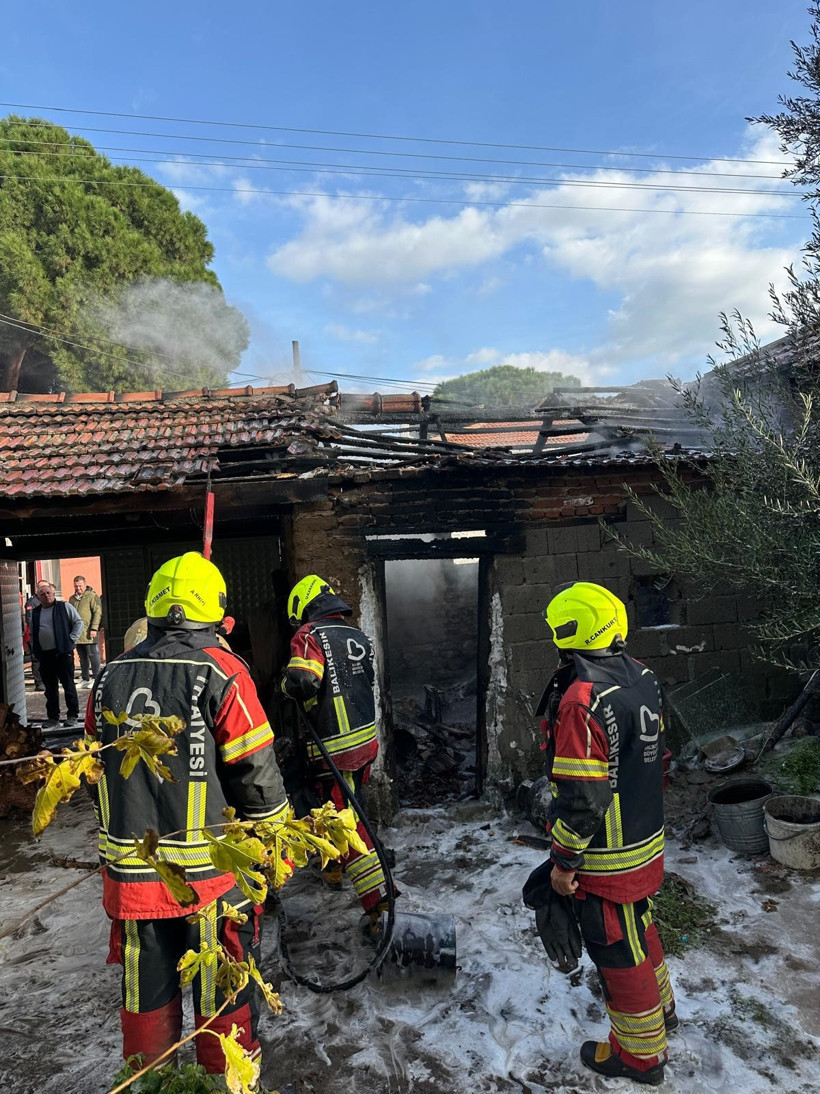Ayvalık’ta depo alevlere teslim oldu! - Resim : 1
