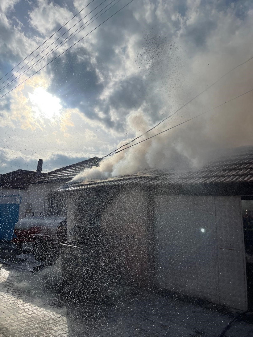 Ayvalık’ta depo alevlere teslim oldu! - Resim : 5