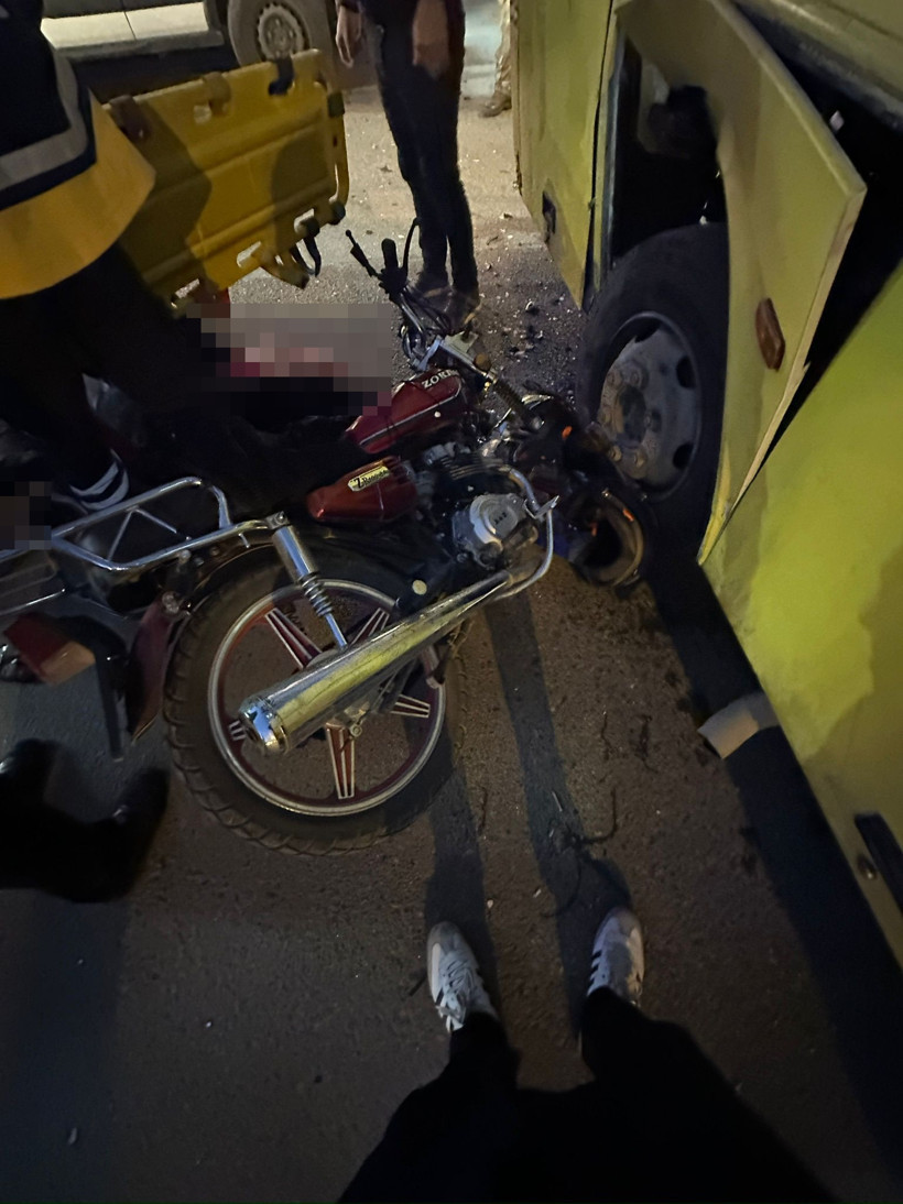 Belediye otobüsü ilk seferinde motosiklete çarptı! Kardeşlerden biri öldü diğeri hastaneye kaldırıldı - Resim : 2