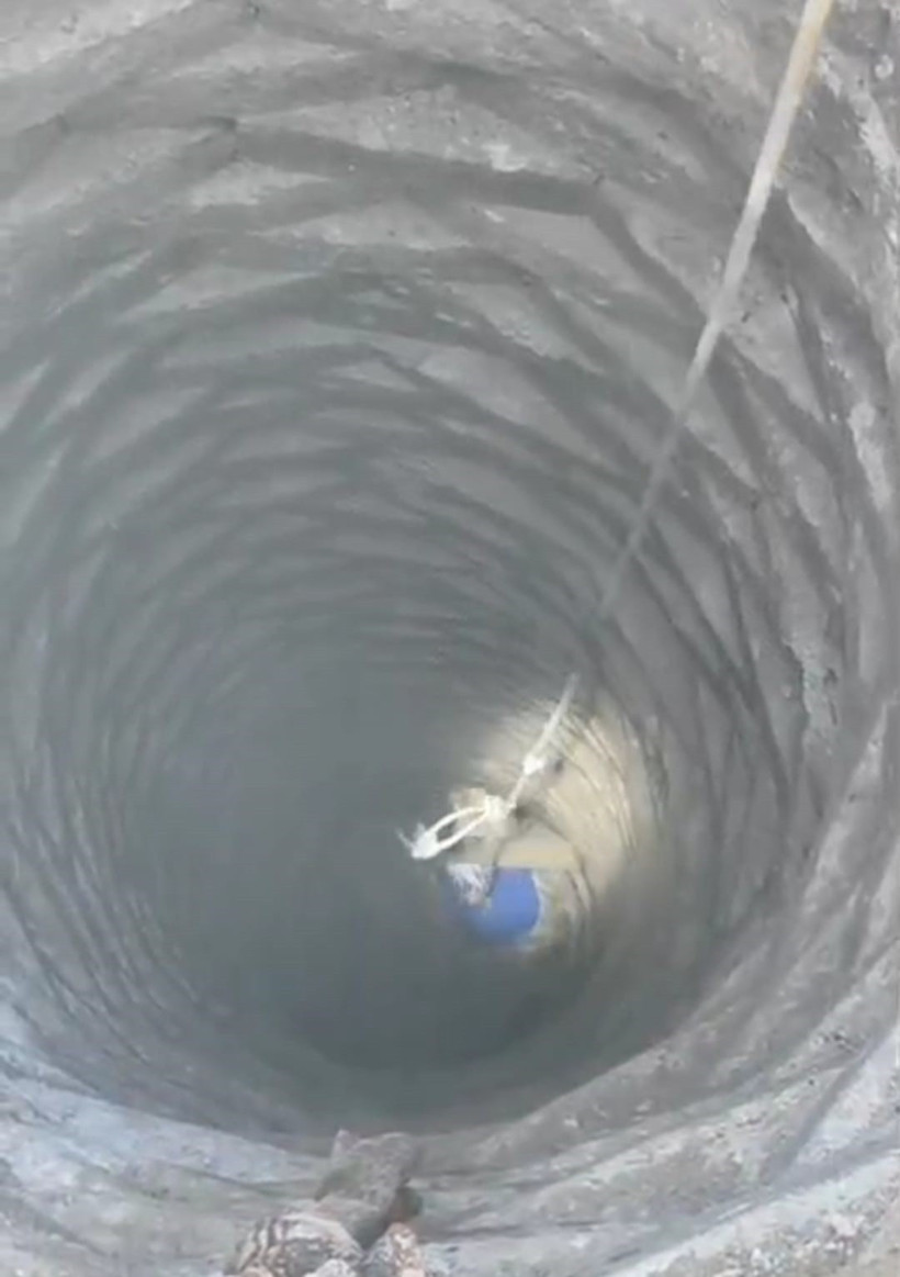 Derinliklerdeki kuyuda horoz kurtarma operasyonu! Nefesler tutuldu - Resim : 2