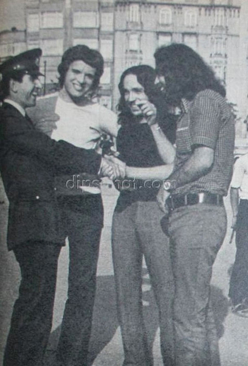 Türk Müziği’nin dev ismi Barış Manço’nun hiç görmediğiniz çocukluk karesi olay oldu! 7'den 77'ye herkesin sevgilisiydi - Resim: 6