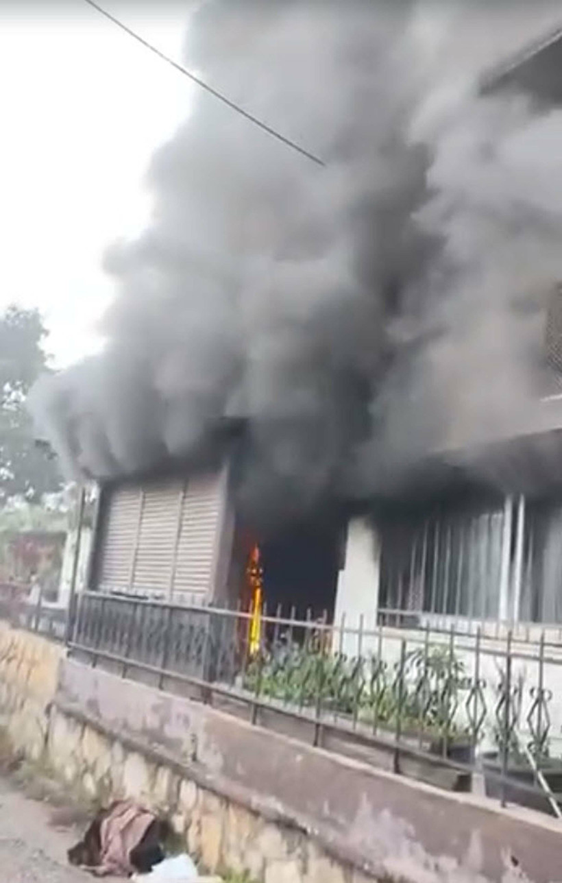 Eşyaları attı, evi ateşe verdi! - Resim : 1