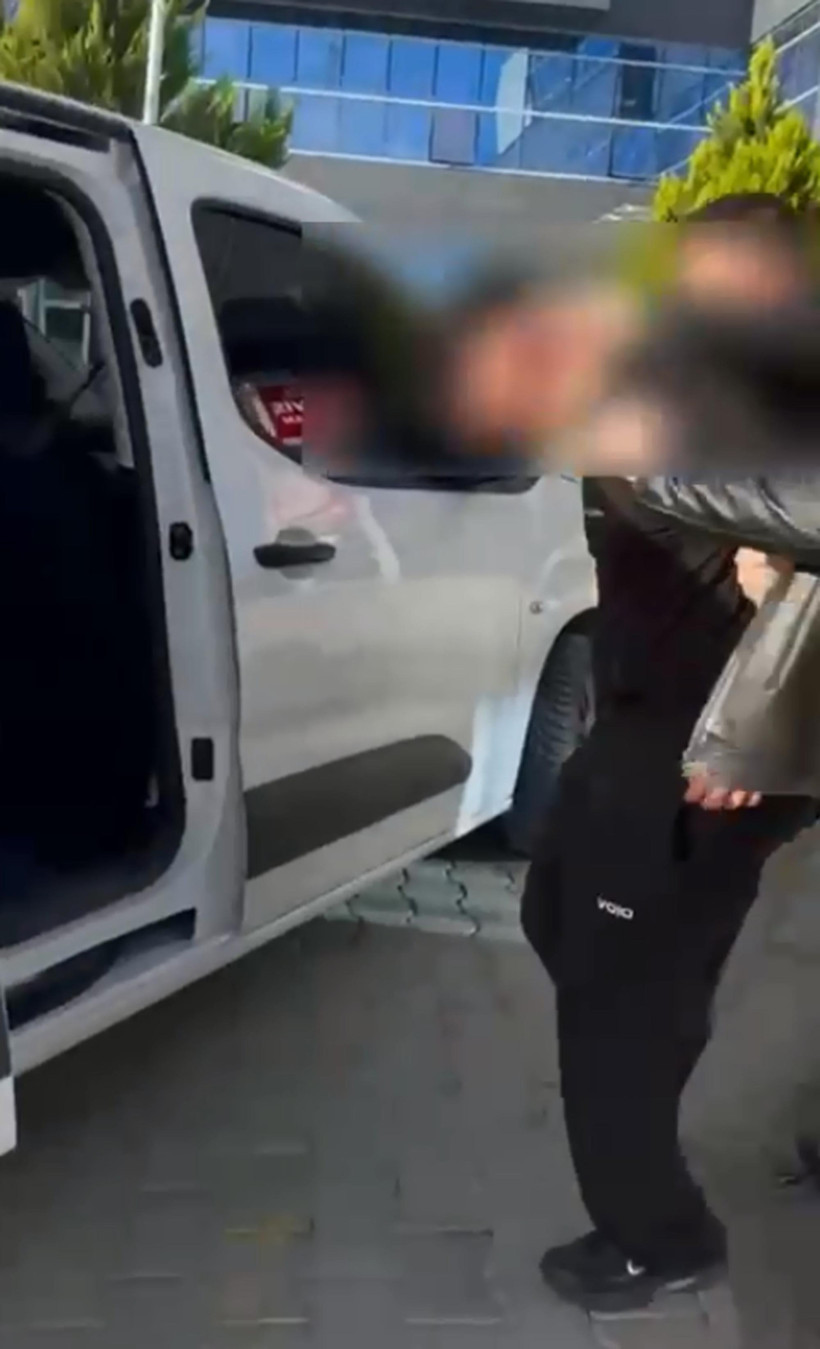 Kur’an ile bayrağı yakmaya çalıştı - Resim : 1