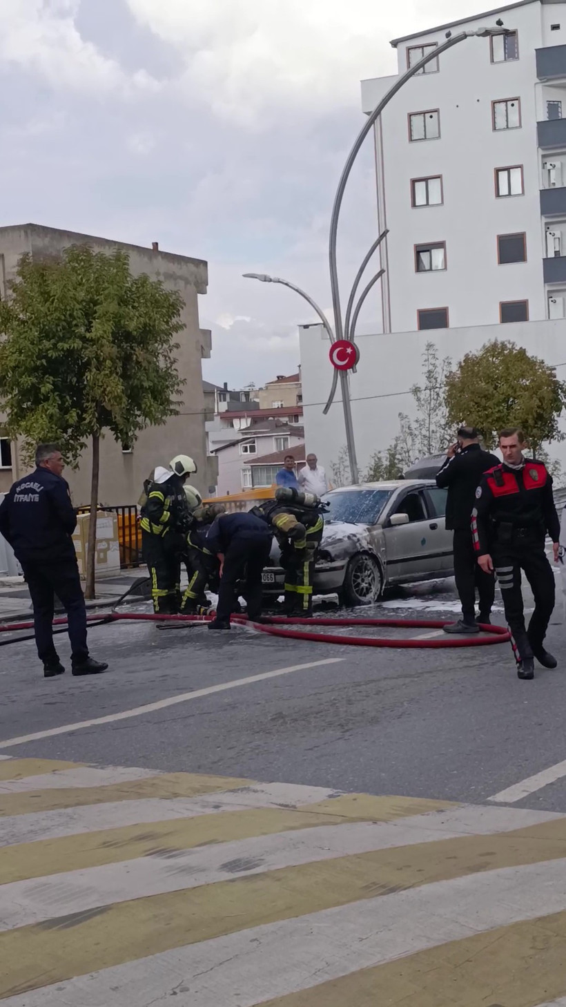 Kocaeli'de seyir halindeki otomobil cayır cayır yandı - Resim : 1