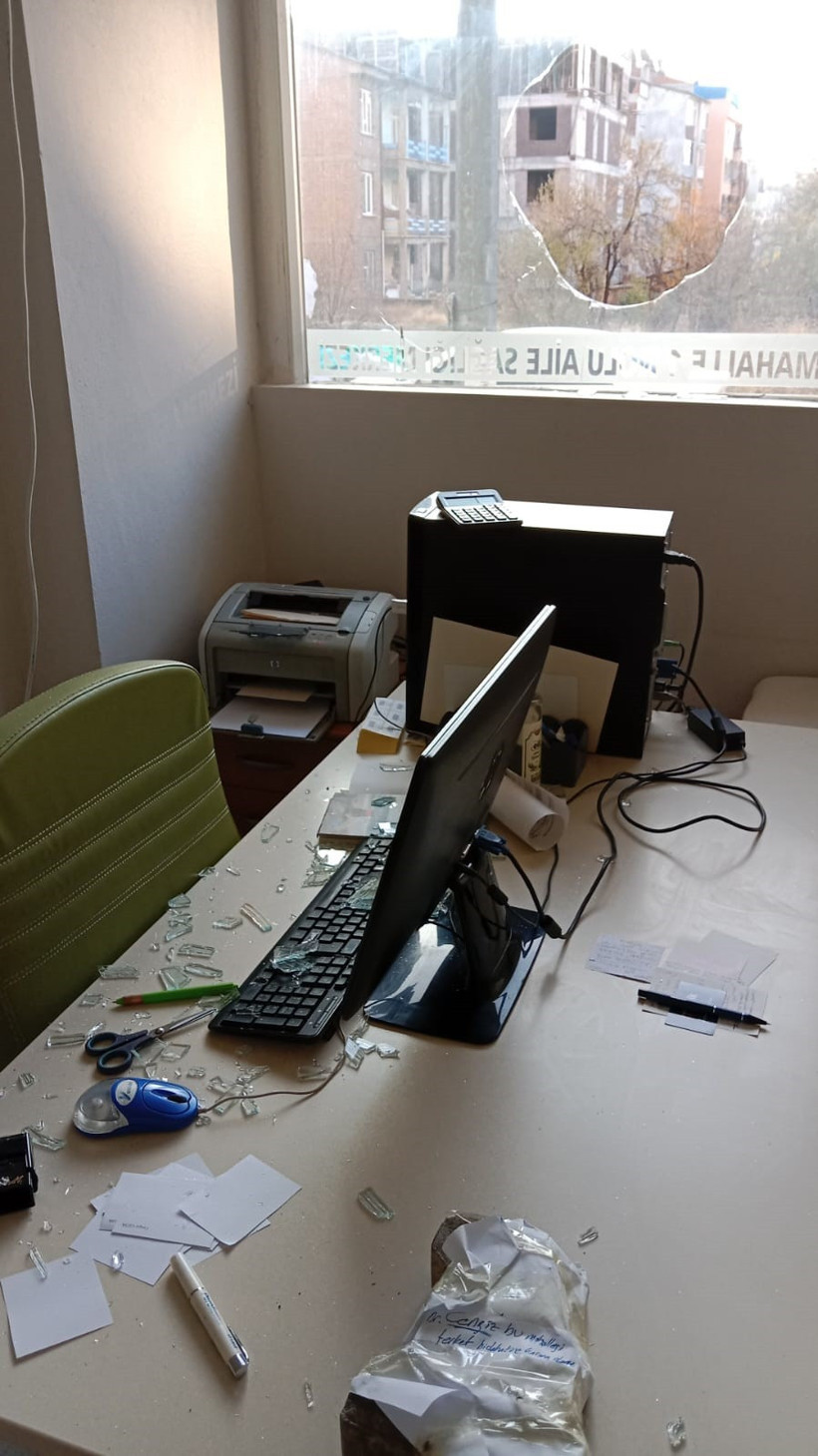 Doktora tehdit hastaneye taş! Sağlıkta şiddet tam gaz - Resim : 1