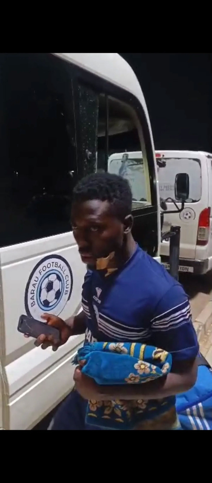 Bunun adı vahşet! Sahaya girip futbolcunun boğazını kestiler - Resim : 5