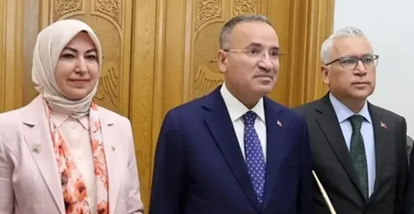 Bekir Bozdağ TBMM'ye geri döndü: Son hali sosyal medyada gündem oldu - Resim : 1