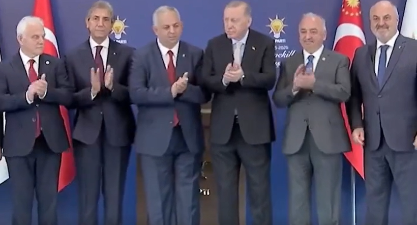 Siyasette tuhaf görüntüler! El öpen rozeti kaptı - Resim : 1