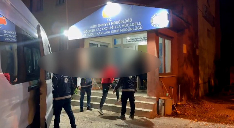 Ağrı'da tırın dorsesinde 16 kaçak göçmen kıskıvrak yakalandı - Resim : 1