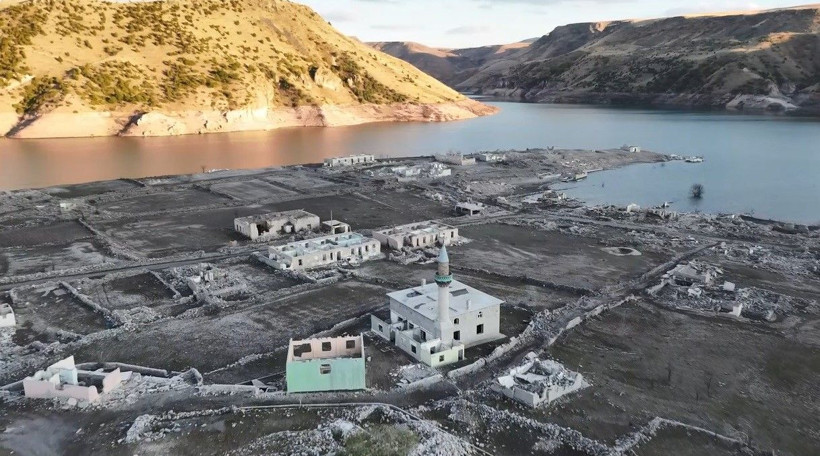 Baraj suları çekildi, alttan eski köy çıktı - Resim: 1