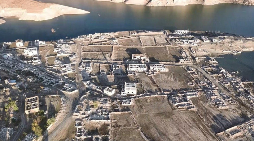 Baraj suları çekildi, alttan eski köy çıktı - Resim: 4