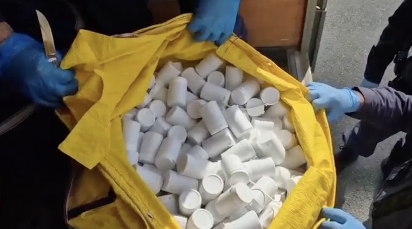 Nakliye aracında dev operasyon! Ev eşyası gibi taşıdılar: On binlerce hap ele geçirildi! - Resim : 5