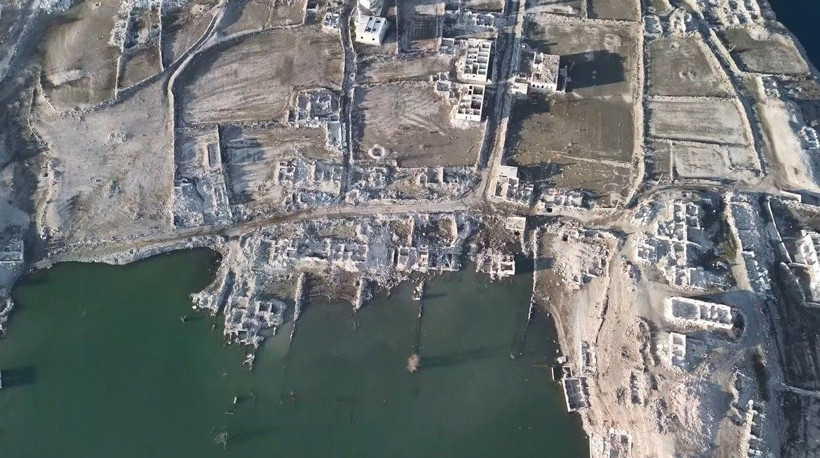 Baraj suları çekildi, alttan eski köy çıktı - Resim: 6