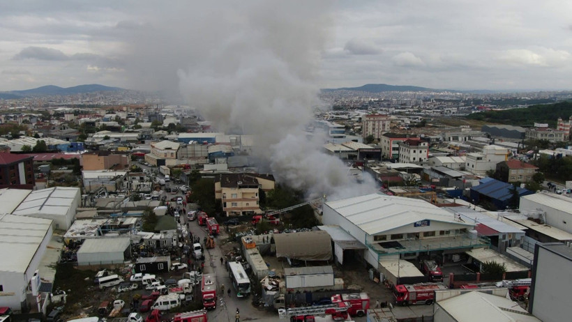 Ataşehir'de korkutan fabrika yangını! 4 işçi dumandan etkilendi - Resim : 1