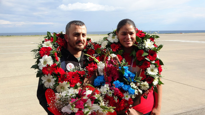 Avrupa şampiyonu boksör, Trabzon'da çiçeklerle karşılandı - Resim : 2