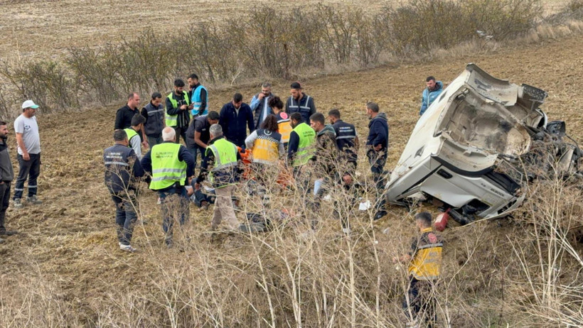 Kupa kısmı koptu, kamyon ikiye ayrıldı: Çorlu'da feci kaza! - Resim : 3