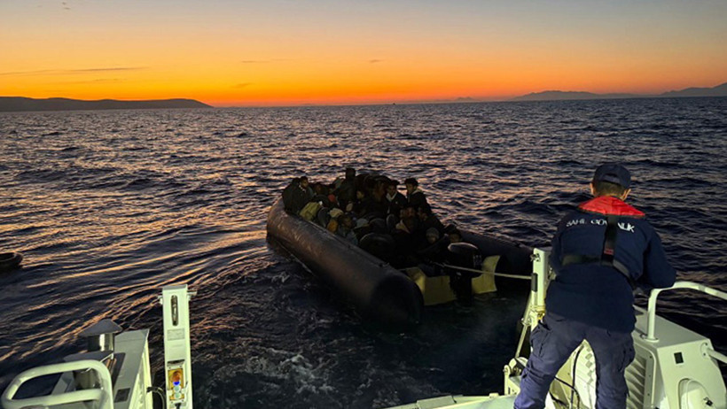 İzmir açıklarında 104 düzensiz göçmen yakalandı - Resim : 1
