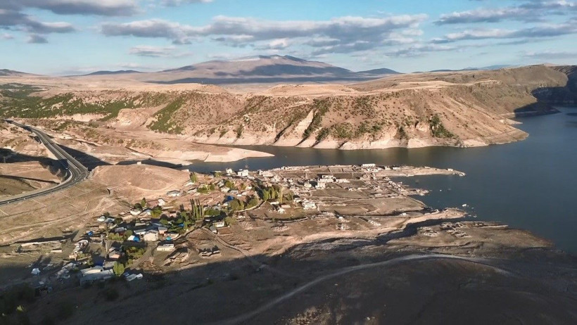 Baraj suları çekildi, alttan eski köy çıktı - Resim: 3