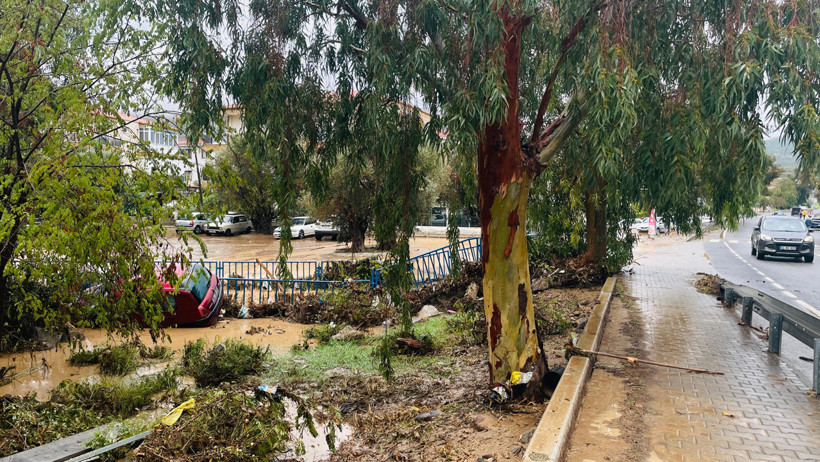 Foça’yı sağanak vurdu! Yollar, evler, bahçeler sular altında: Vatandaşlar teyakkuzda - Resim : 7