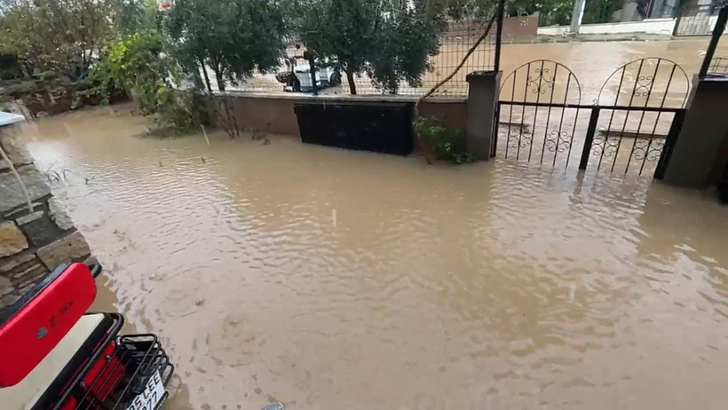 Foça’yı sağanak vurdu! Yollar, evler, bahçeler sular altında: Vatandaşlar teyakkuzda - Resim : 2