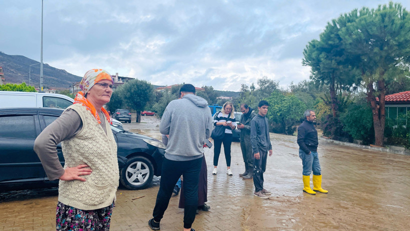Foça’yı sağanak vurdu! Yollar, evler, bahçeler sular altında: Vatandaşlar teyakkuzda - Resim : 8