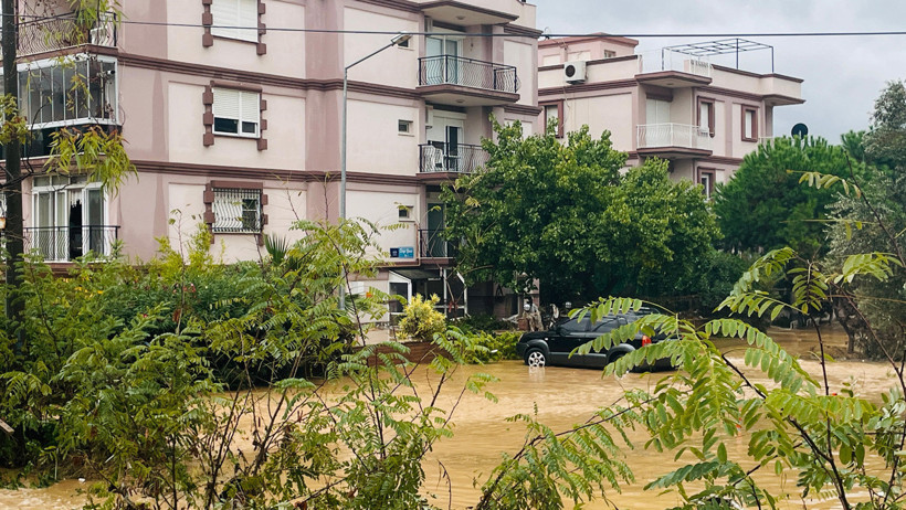 Foça’yı sağanak vurdu! Yollar, evler, bahçeler sular altında: Vatandaşlar teyakkuzda - Resim : 3