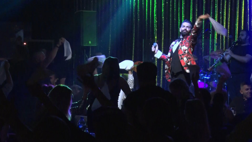 Ünlü sanatçı Mehmet Çevik'ten sahne ortasında şok karar: 36 doğum günü kutlaması! - Resim : 2