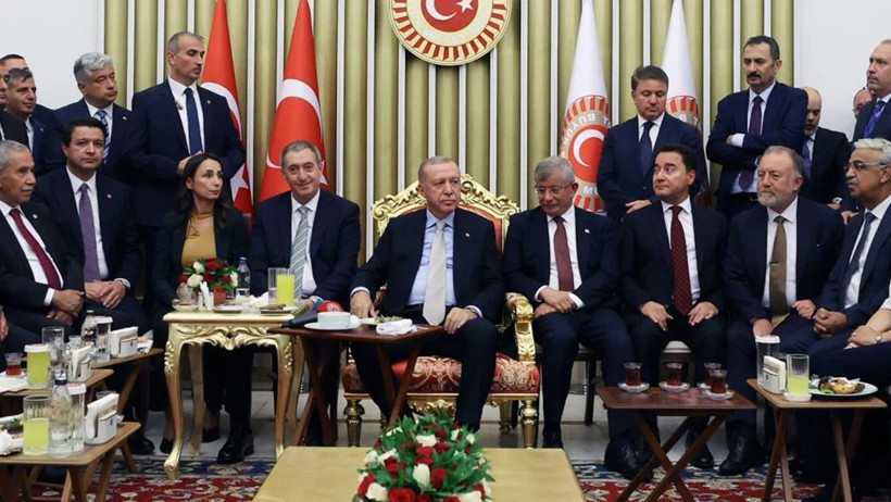 Ahmet Davutoğlu'nun 'tereddüt etmem' sözlerinden sonra arşiv açıldı: Boş çuval - Resim : 1