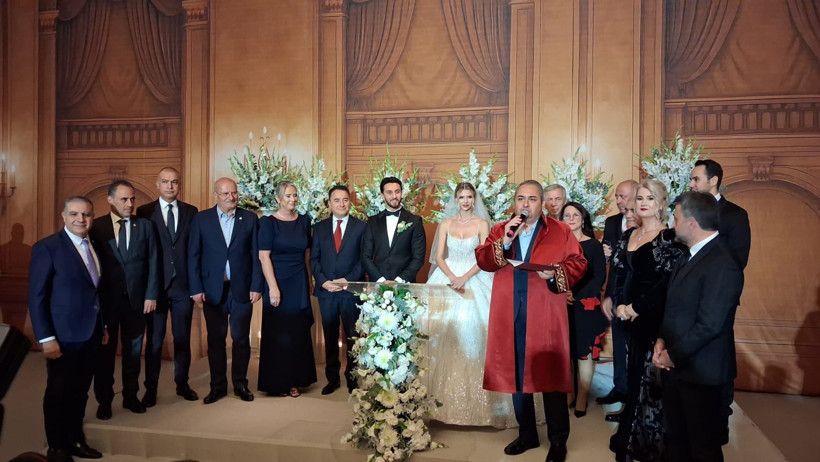 Siyasetin renklerini buluşturan Youtuber düğünü - Resim : 1