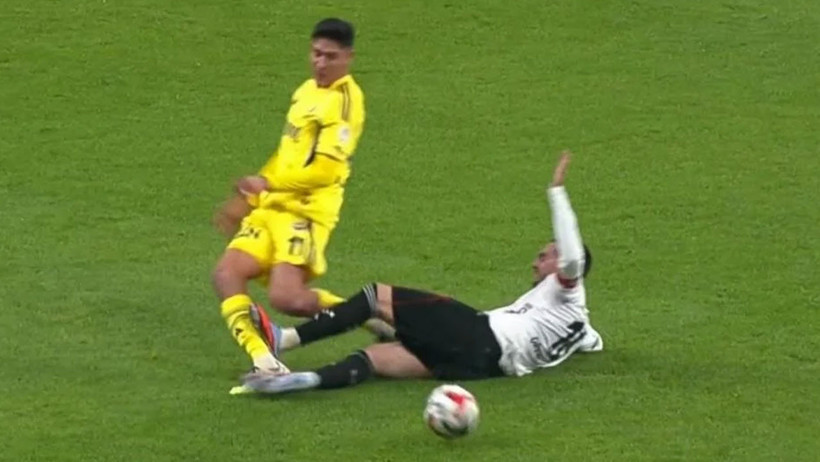 Orkun Kökçü ve Sergen Yalçın'ın gördüğü Fenerbahçe derbisinde gördüğü kırmızı kartlar doğru mu? beIN Trio ekibi son noktayı koydu - Resim : 2