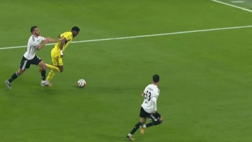 Orkun Kökçü ve Sergen Yalçın'ın gördüğü Fenerbahçe derbisinde gördüğü kırmızı kartlar doğru mu? beIN Trio ekibi son noktayı koydu - Resim : 6