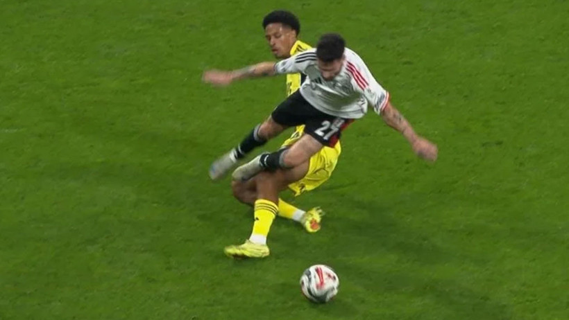 Orkun Kökçü ve Sergen Yalçın'ın gördüğü Fenerbahçe derbisinde gördüğü kırmızı kartlar doğru mu? beIN Trio ekibi son noktayı koydu - Resim : 1