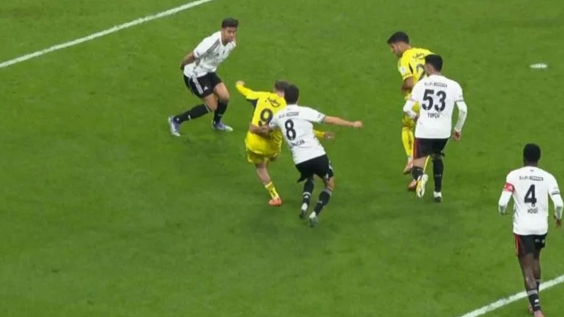 Orkun Kökçü ve Sergen Yalçın'ın gördüğü Fenerbahçe derbisinde gördüğü kırmızı kartlar doğru mu? beIN Trio ekibi son noktayı koydu - Resim : 5