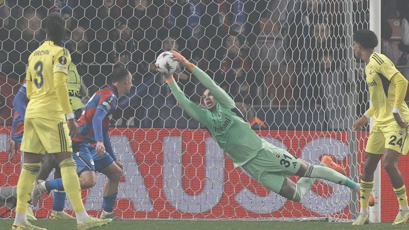 Viktoria Plzen-Fenerbahçe maçında tartışmalı karar! Türkiye bu pozisyonu konuşuyor - Resim : 5