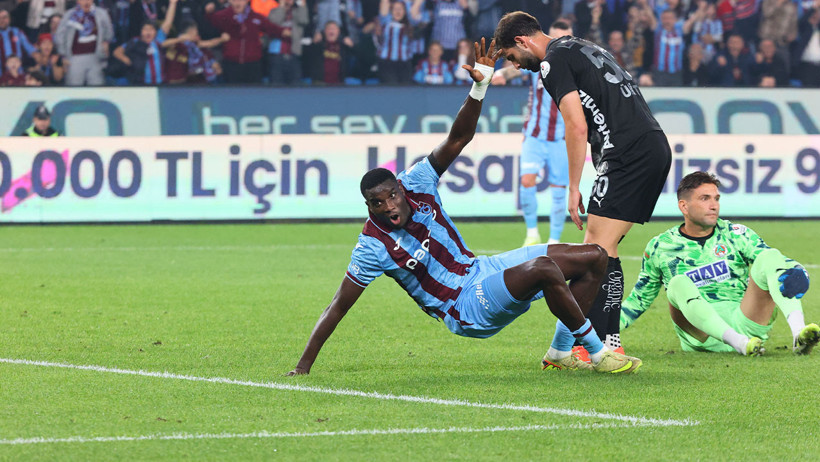 Hagi'nin füzesi Trabzonspor'u yıktı - Resim : 1