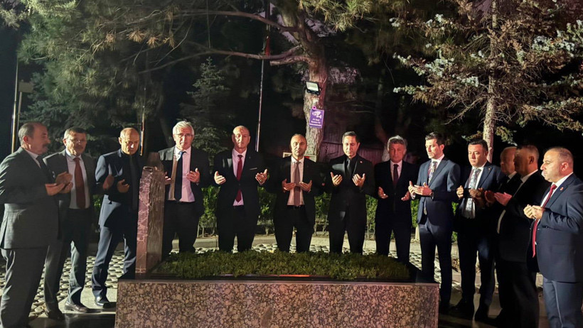 Alparslan Türkeş’in kızı babasının kabrini ziyaret eden MHP'lileri topa tuttu - Resim : 1