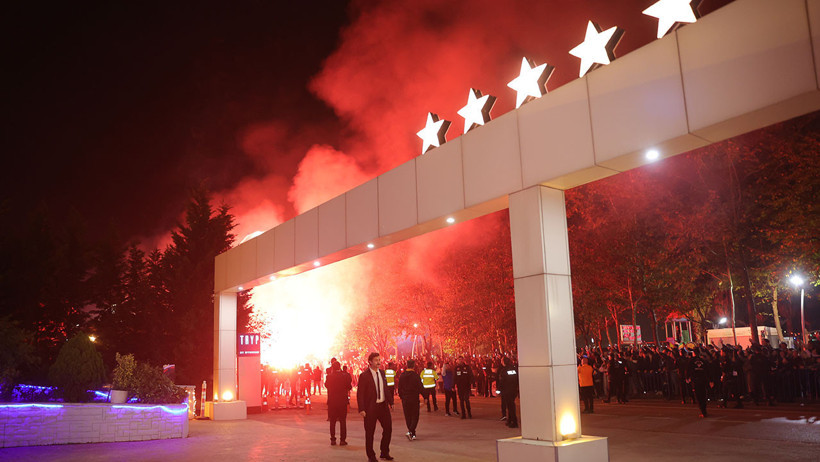 Osimhen Amsterdam'dan sonra Kocaeli'de üçlü çektirdi - Resim : 1
