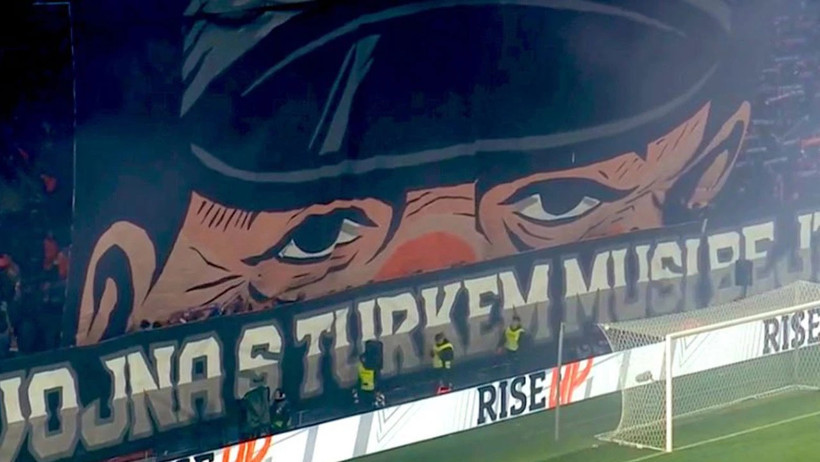 Irkçı pankartı Çekler açtı, cezayı Fenerbahçe yedi - Resim : 1