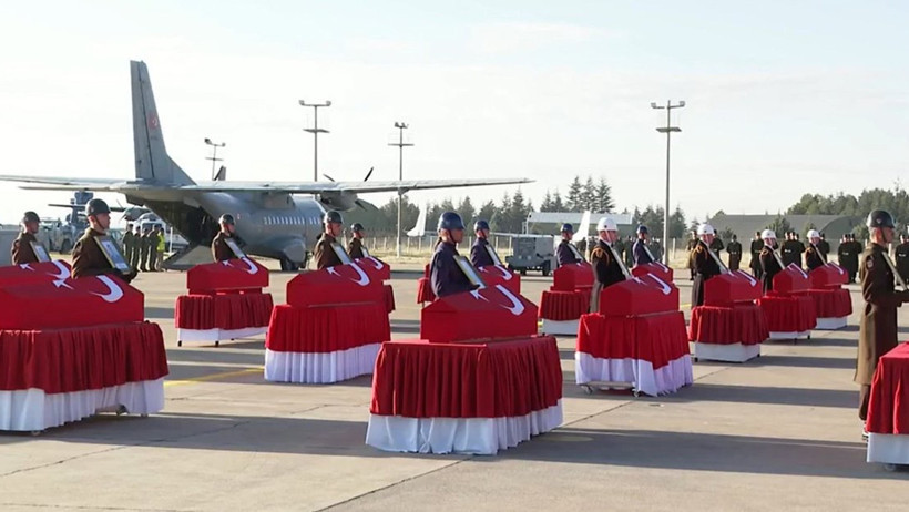 Türkiye şehitlerini son yolculuğuna uğurladı - Resim : 1