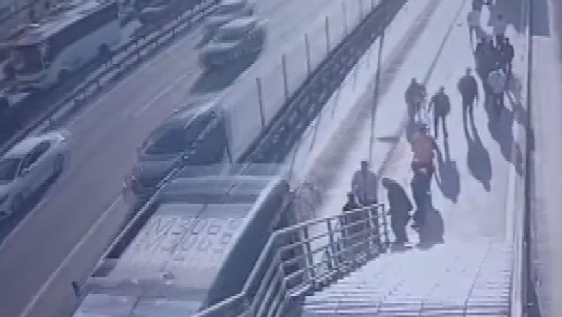 Bedensel engelli vatandaş metrobüs yolunda can verdi! Görüntüler dehşete düşürdü - Resim : 1