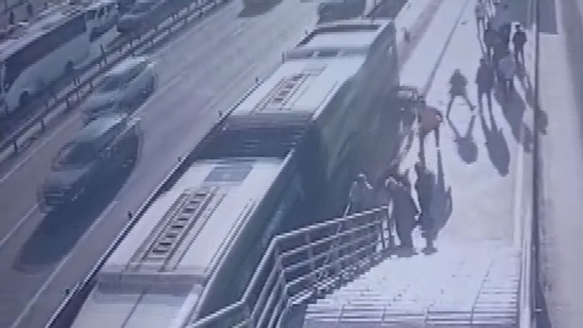 Bedensel engelli vatandaş metrobüs yolunda can verdi! Görüntüler dehşete düşürdü - Resim : 3